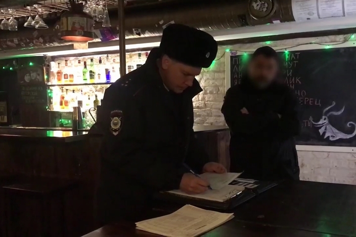 Полицейские изъяли из саратовского бара более 20 литров самодельного алкоголя