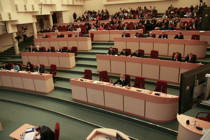 В Госдуму внесен закон, предлагающий заставить региональных и муниципальных депутатов слушать гимн России