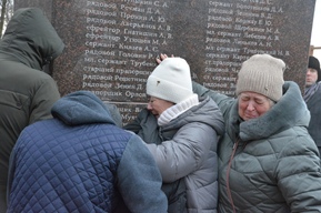 В день Героев Отечества в Саратове почтили погибших в СВО (всего на памятнике уже 170 имён)
