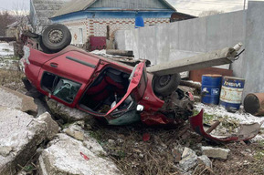Водитель Renault не справился с управлением и перевернул автомобиль: госпитализирован 56-летний пассажир