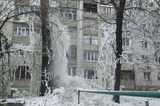 Во дворе дома на проспекте Строителей заметили «ледяные скульптуры» высотой в три этажа