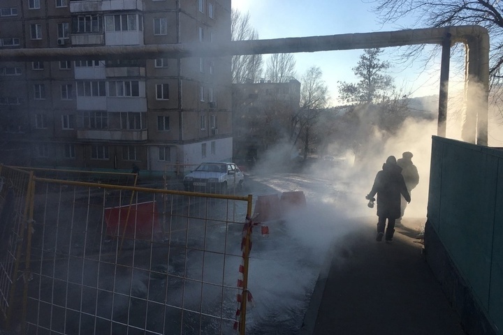 Улицу в Кировском районе заливает кипятком. Энергетики две недели ждут плюсовой температуры, чтобы провести работы