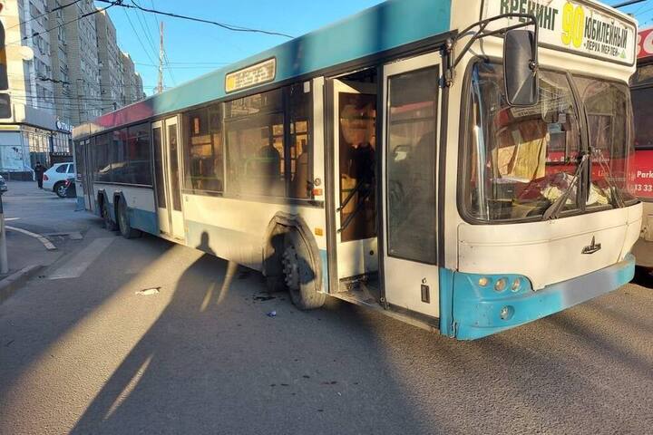 У Главпочтамта водитель автобуса № 90 сбил пенсионера: его доставили в больницу