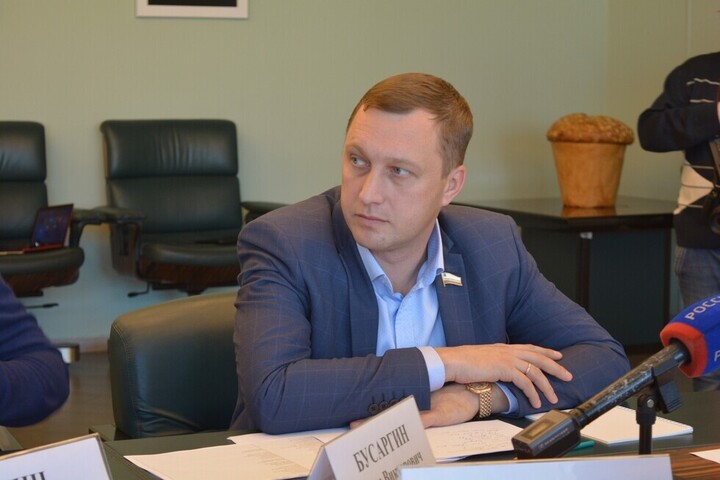 Роман Бусаргин продолжает сдавать позиции в рейтинге губернаторов, популярных в соцсетях