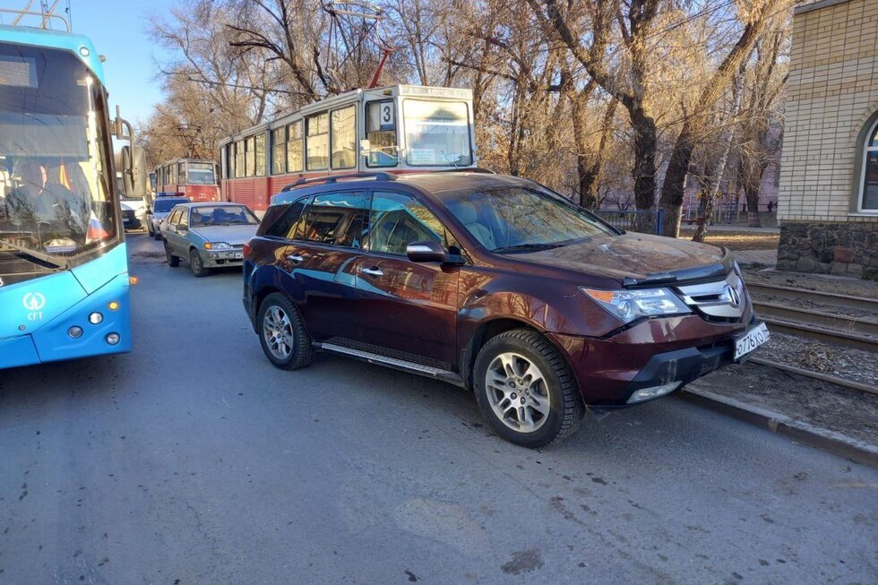 В Саратове водителю иномарки стало плохо и он столкнулся с отечественной легковушкой, в Новобурасском районе сбили велосипедиста: пострадавшие в больницах