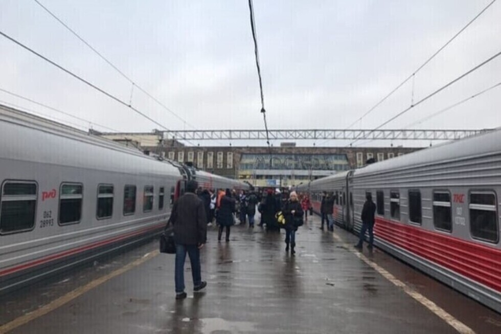 Поезд 137 из Саратова остановка в Екатериновке. АВ тостанция Новоясневская -Внуково.