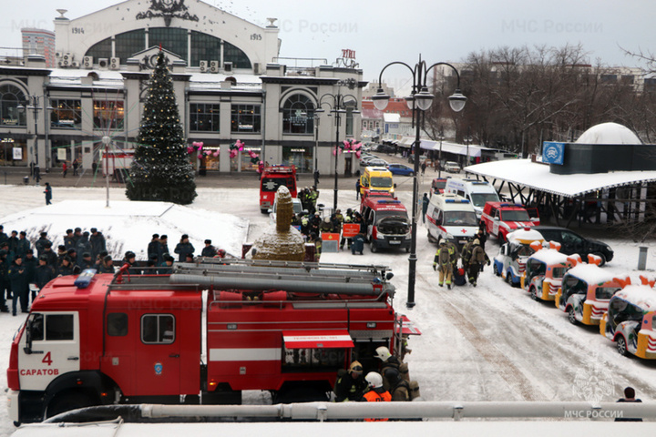 Утром к саратовскому цирку съехались 19 машин спецтехники и 97 пожарных: в ГУ МЧС назвали причину