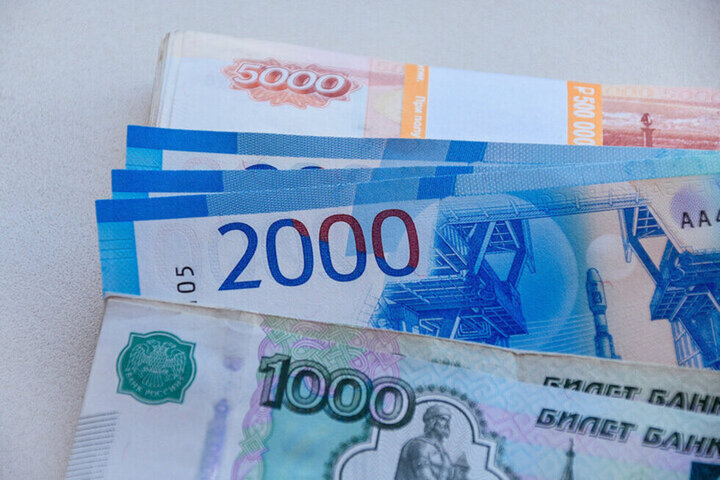 Средняя зарплата в Саратовской области выросла более чем на 430 рублей (но она всё ещё ниже, чем в июле)