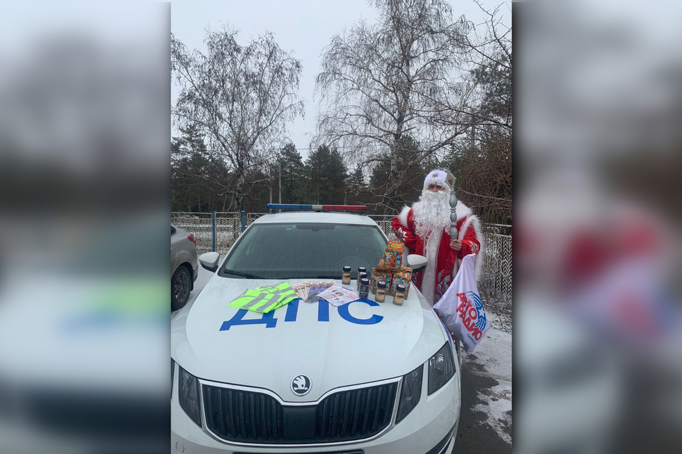 Дорожные полицейские в костюмах Деда Мороза дарили водителям кофе, сладкие подарки и световозвращающие жилеты