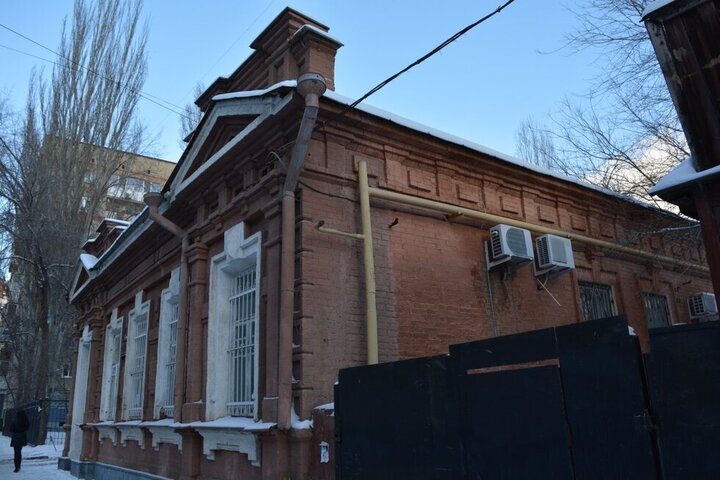 Власти решили продать старинный дом-памятник в центре Саратова за 3,3 миллиона рублей