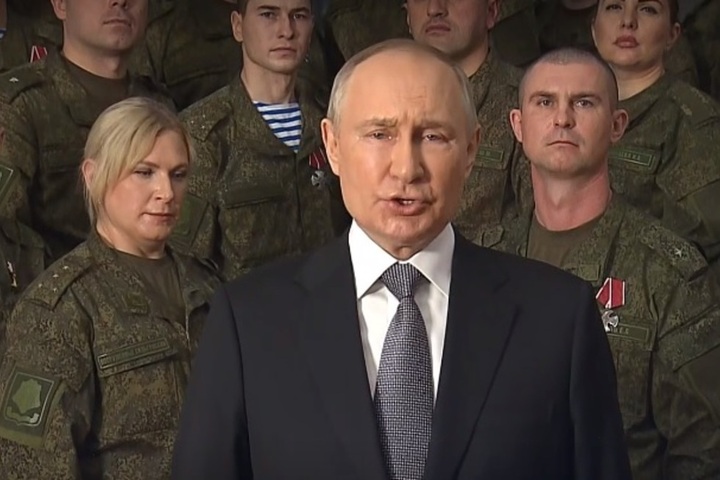 Владимир Путин обратился к россиянам на фоне военнослужащих и заявил, что сейчас «лучший момент, чтобы оставить в прошлом все обиды»