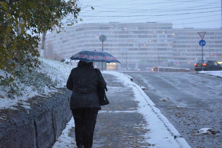 «Соблюдайте осторожность при перемещении по городу»: жителей региона предупреждают о шквалистом ветре, дожде и гололедице на дорогах