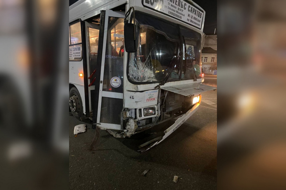 На въезде в Саратов автобус протаранил легковушку: две женщины госпитализированы