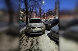 Горожанина возмутил автохам с «красивым» номером, который припарковался на тротуаре на улице Рахова