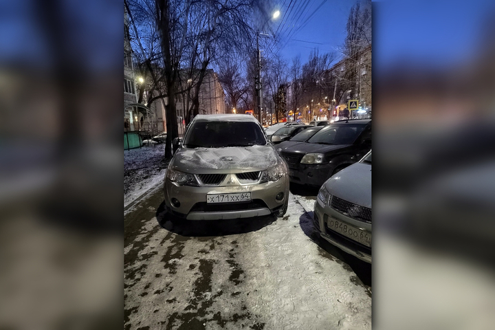 Горожанина возмутил автохам с «красивым» номером, который припарковался на тротуаре на улице Рахова