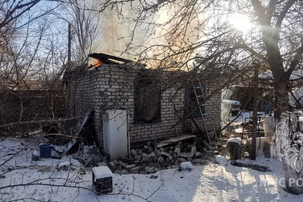 В Балаково из-за перекала печи произошло два пожара: один полностью уничтожил частный деревянный дом