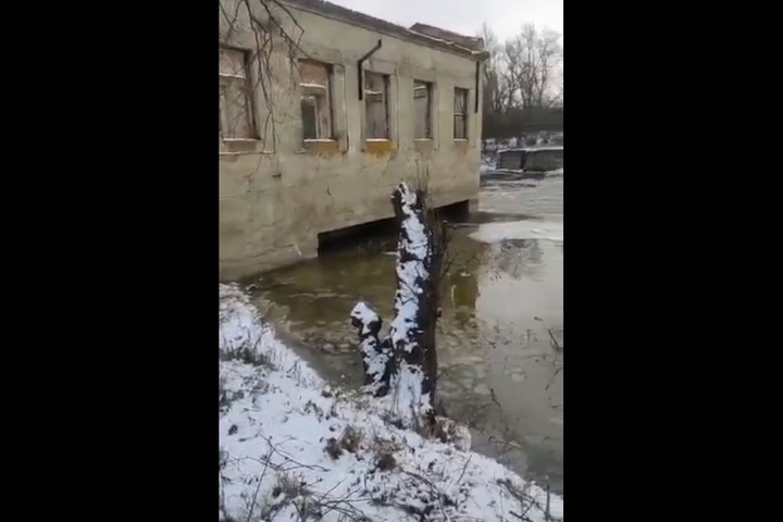 «Весна началась»: в Балашове в аномальные морозы разлившийся Хопёр затопил дома и мост