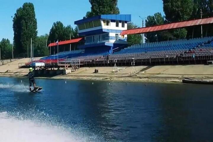 В Балаково частично снесут построенный в 90-е годы водный стадион