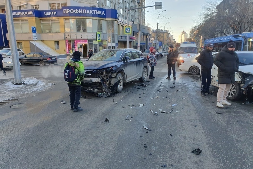 На Чапаева столкнулись Lexus, фургон службы благоуйстройства города и такси «Uber»: движение троллейбусов остановлено