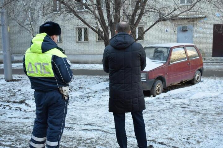 Власти собираются сдать в утиль несколько машин, которые, по их мнению, слишком долго стоят на улицах областного центра