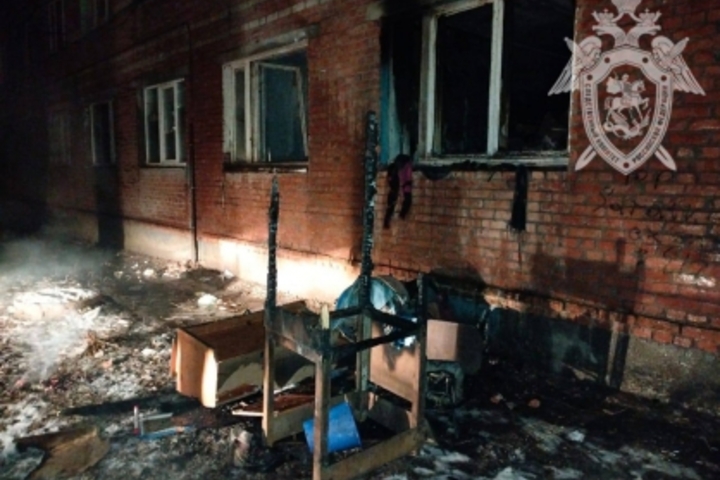 На пожаре в пятиэтажке в Энгельсе погибла женщина, ещё 18 человек эвакуировали