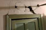 «Трещины, пол проваливается»: следователи проверят, почему чиновники не расселяют аварийную пятиэтажку в Заводском районе