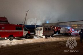 Ночью в Заводском районе 10 пожарных расчетов тушили загоревшееся ремонтное предприятие