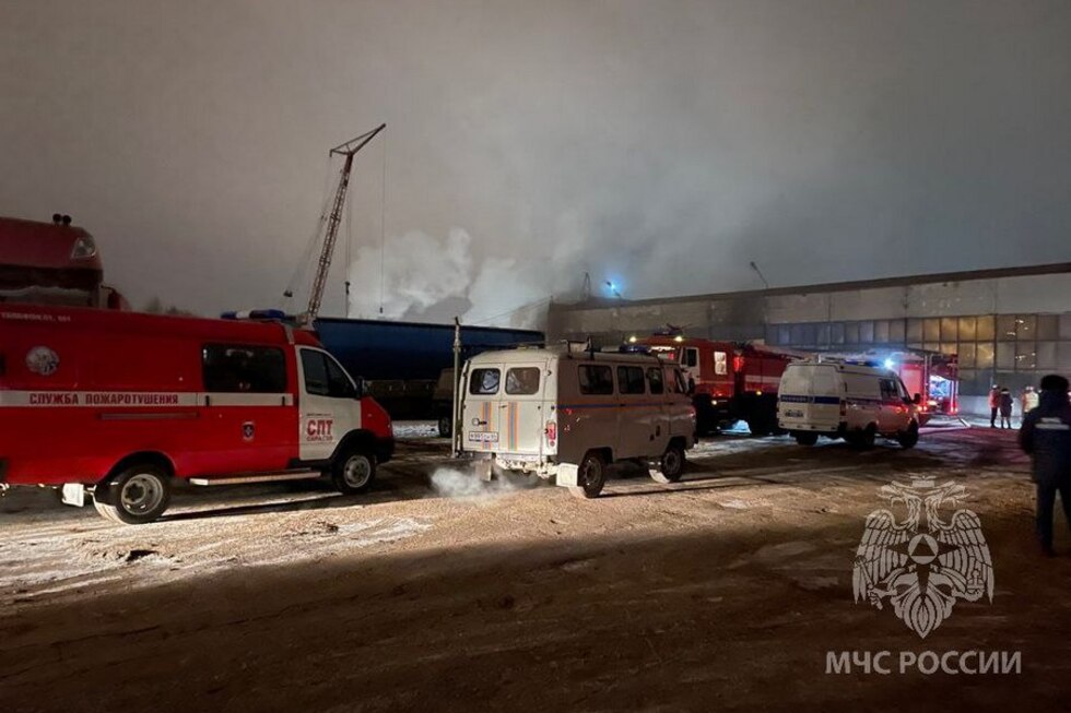 Ночью в Заводском районе 10 пожарных расчетов тушили загоревшееся ремонтное предприятие