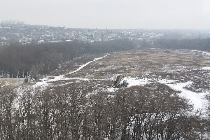 Горожанка рассказала о большегрузе, который сваливает мусор на бывших полях НИИ Юго-Востока