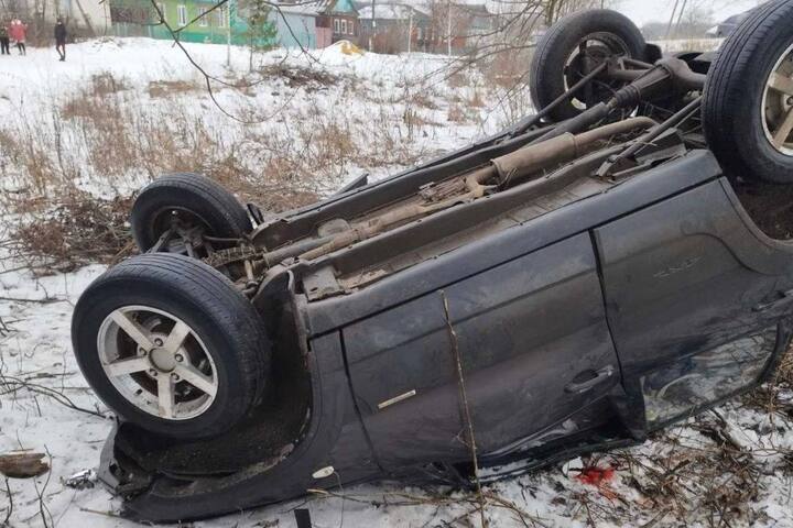 Водителя заблокировало в перевернувшемся автомобиле в Аткарске, ему потребовалась помощь спасателей