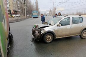 В Саратове иномарка влетела и фургон, на трассе в районе легковушка столкнулась с «ГАЗелью»: есть пострадавшие