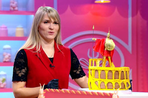 Саратовчанка с тортом-колизеем стала участницей шоу, главный приз которого миллион рублей