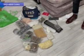Полицейские обнаружили в квартире горожанина девять килограммов наркотиков, упакованных в полиэтиленовые пакеты