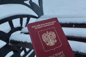 Проблема с выдачей загранпаспортов сроком на 10 лет коснулась многих жителей России. В МВД рассказали, что делать тем, кто не успел получить документы
