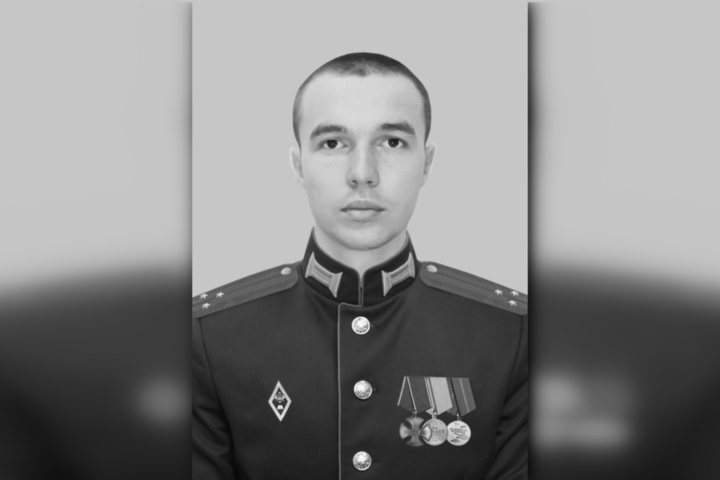 Жители Балашова простились с погибшим в ходе спецоперации старшим лейтенантом: его посмертно наградили орденом Мужества
