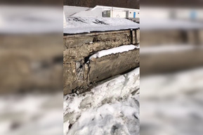 На набережной в районе ротонды лёд «проломил» стенку на причале (видео)