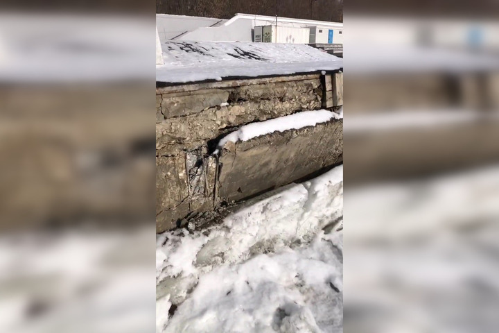 На набережной в районе ротонды лёд «проломил» стенку на причале (видео)