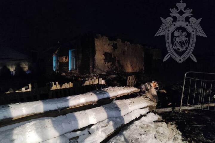 Ночной пожар в Татищевском районе унес жизни пенсионера и женщины