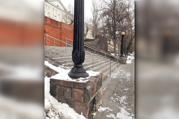 Горожанка обратила внимание на состояние «исторического туфа», которым облицованы лестницы на набережной