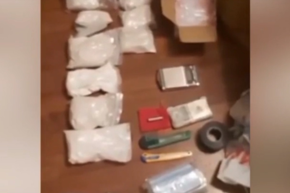 Полицейские и спецназ задержали закладчика наркотиков, у которого дома лежало полтора килограмма мефедрона (видео)