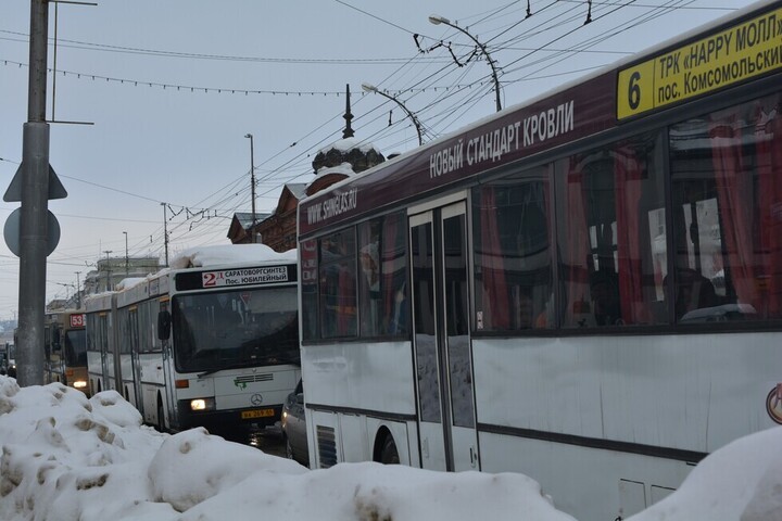 Один из самых массовых автобусных маршрутов Саратова захотели обслуживать 8 фирм, но что-то опять пошло не так