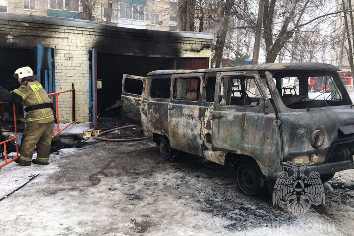 В Балаково пожарные выезжали тушить возгорание на территории кожно-венерологического диспансера