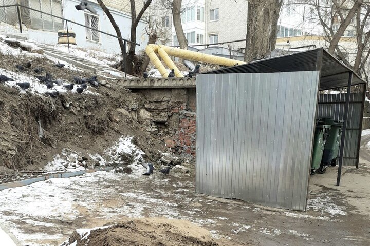 Жители улицы Комсомольская опасаются оползня (ранее там рухнула подпорная стенка дома)