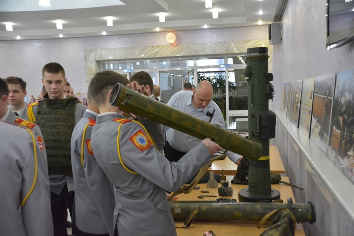 Саратовскому губернатору показали бронежилеты, оружие и трофейный «Джавелин» из зоны спецоперации