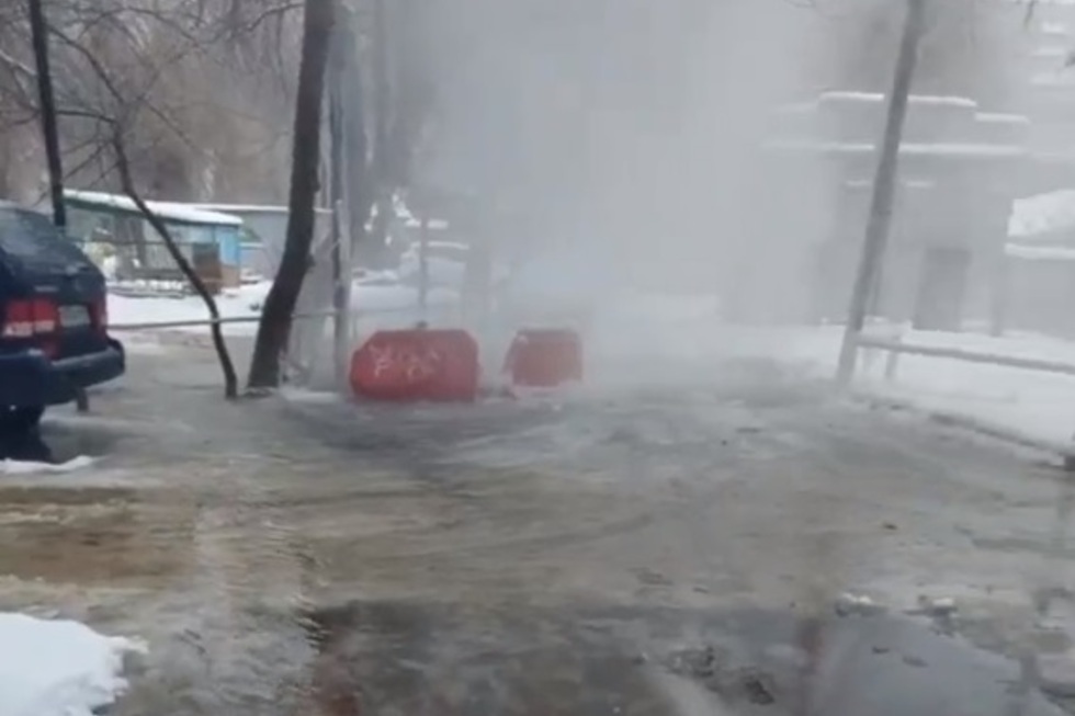 Очевидцы: улицу Большая Казачья заливает кипятком. Комментарий «Т Плюс»