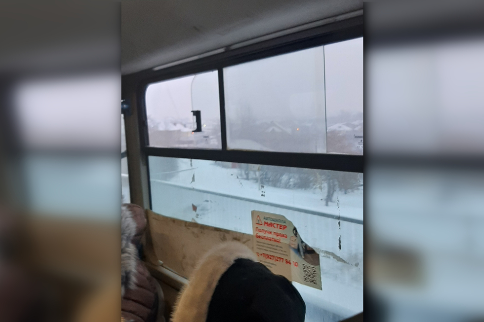 «За что мы платим по 50 рублей?»: горожанин рассказал, что был вынужден в мороз ехать в автобусе №246 с открытыми окнами