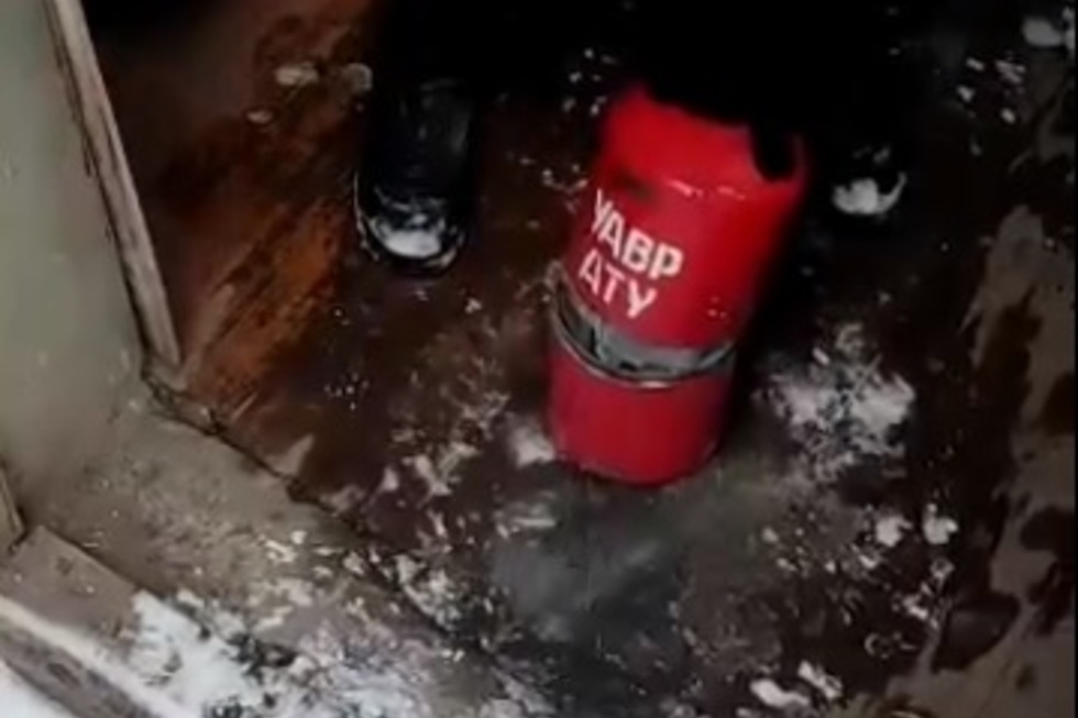 В пугачевскую колонию строгого режима водитель транспортной компании попытался провезти огнетушитель «с сюрпризом» (видео)