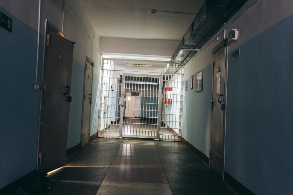 В колонии мужчина избил другого заключенного и вымогал у него 100 тысяч рублей: возбуждено уголовное дело