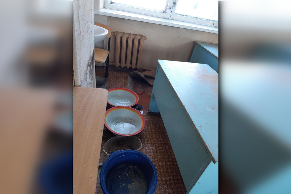 «Дети болеют бесконечно»: покровчанин опубликовал фотографии тазиков в школе, где протекает потолок