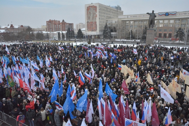 В Саратове на митинг в поддержку армии собрались порядка 12 тысяч горожан